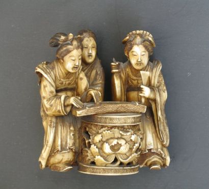 Okimono « Joueuses de Koto » inscrit dans...
