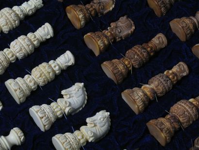 Jeu d'échecs en basalte sculpté, ciselé à...
