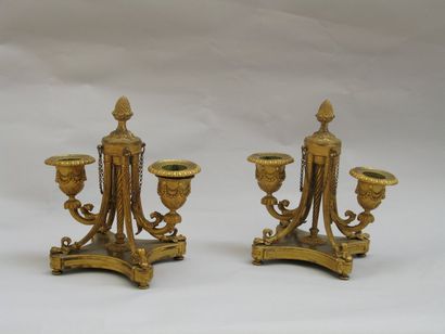 Paire de bougeoirs à deux lumières en bronze...