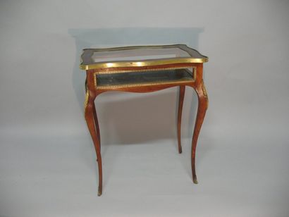 Petite table vitrine vitrée sur les cinq...