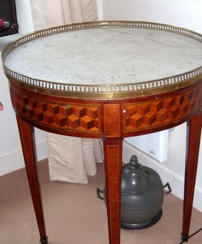 Table bouillotte en placage de bois de rose...