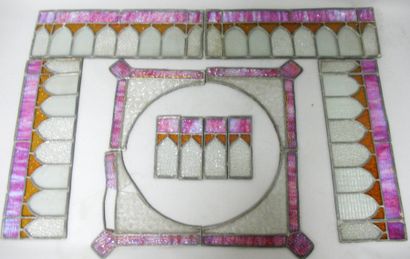 Ensemble de vitraux décoratifs à décor géométrique...