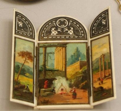 Triptyque en ivoire, à décor peint de scènes...