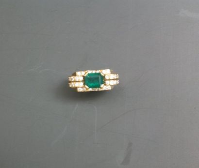 Bague chevalière en or, ornée d'une émeraude...
