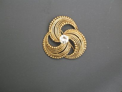 Broche en or, stylisant des volutes ajourées,...