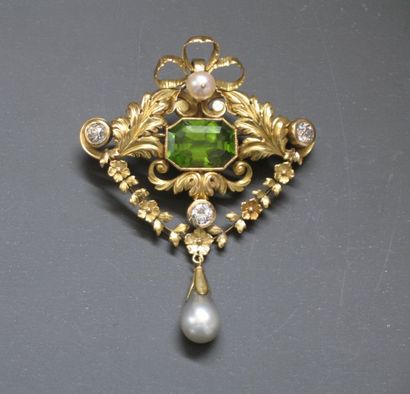 Belle broche pendentif en or ciselé, centrée...