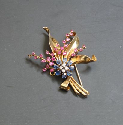 Broche fleur en or, ornée de rubis et de...
