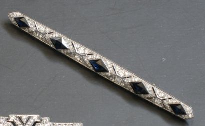 Elégante broche barrette en platine, ornée...