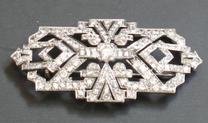 Broche plaque en platine, à décor géométrique...
