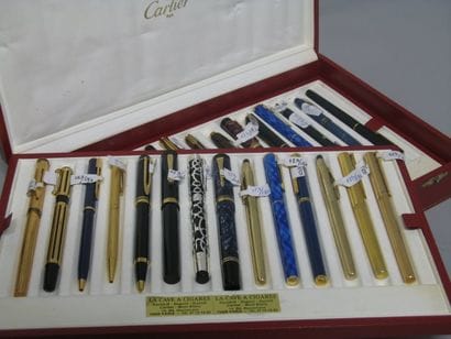 Lot de cinq stylos divers : stylo bille Chevignon,...