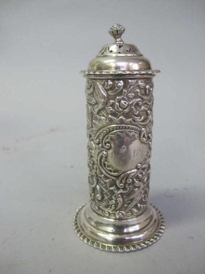 Boite cylindrique couverte en argent repoussé...