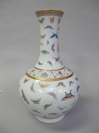 Vase balustre en porcelaine à décor émaillé...