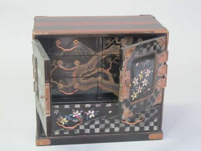 Petit cabinet en bois laqué et burgoté dans...