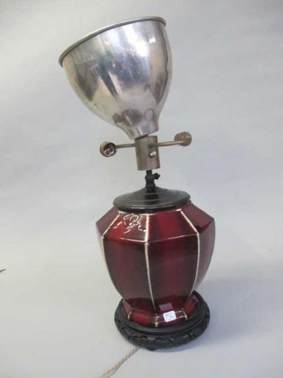 Vase quadrangulaire en porcelaine sang de...