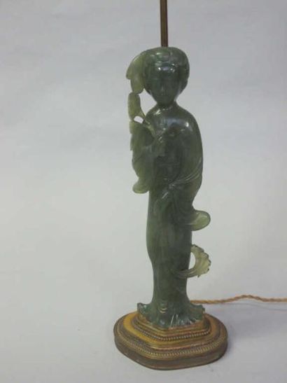 Pied de lampe en néphrite représentant une...