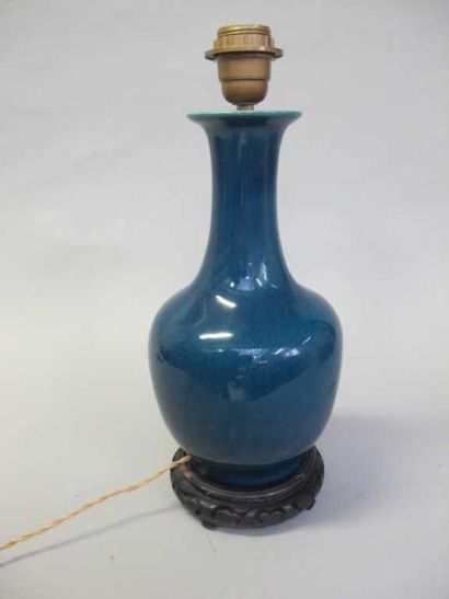 Lampe en porcelaine émaillé bleu à long col...