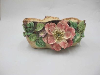 Jardinière en barbotine, à décor de rose...