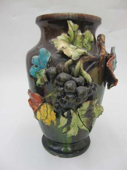 Un vase balustre en barbotine, à décor de...