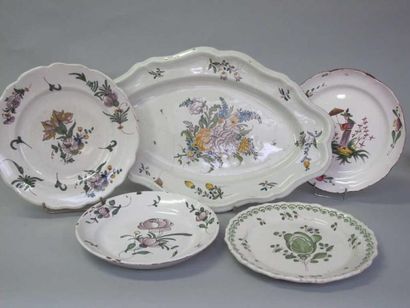 Ensemble d'assiettes en faïence française...