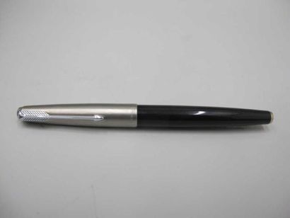 PARKER
61, Noir capuchon chromé, plume capoté...