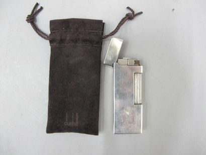 DUNHILL
Briquet en argent à décor de poinçons...