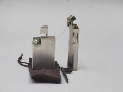 DUNHILL
Deux briquets en métal argenté guilloché,...