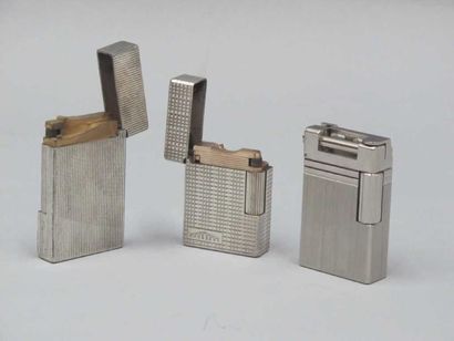 DUPONT
Trois briquets en métal argenté à...