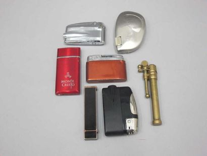 Sept briquets divers de marque: SILVER MATCH,...