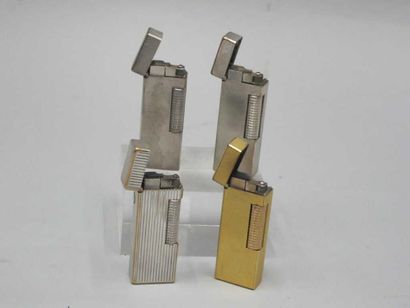 DUNHILL
Trois briquets en métal argenté:...