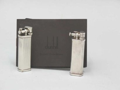 DUNHILL
Deux briquets en acier rainuré, modèle...