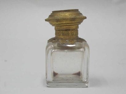 Flacon de parfum, monture en pompone le bouchon...