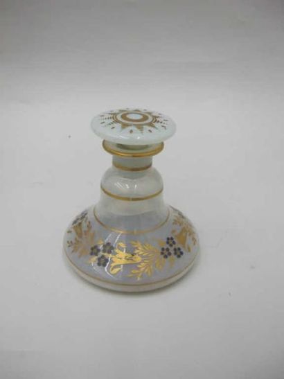 Flacon en opaline à décor de frise feuillagée...