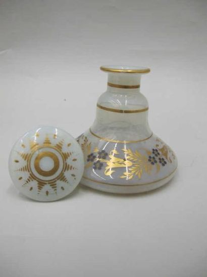Flacon en opaline à décor de frise feuillagée...