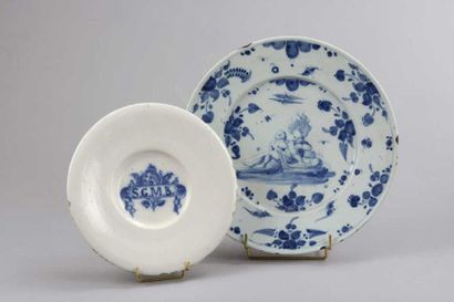 SAVONE
Plat rond en faience à décor en camaieu...