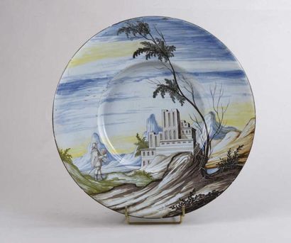 PAVIE
Grand et rare plat en en faïence polychrome...