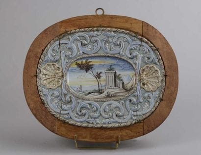 PAVIE
Plat ovale en faience polychrome, à...