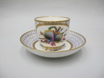SÈVRES
Tasse et sous tasse en porcelaine...