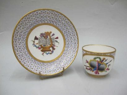 SÈVRES
Tasse et sous tasse en porcelaine...