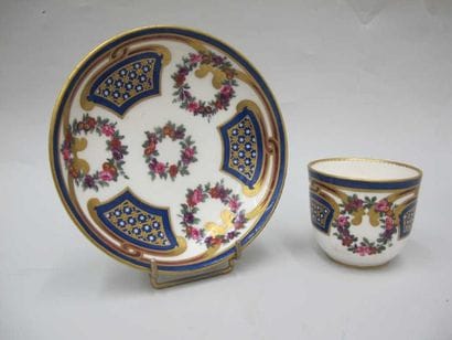 SÈVRES
Tasse et sous tasse en porcelaine...
