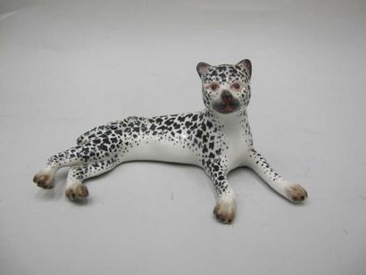 PARIS
Panthère au naturel allongée en porcelaine,marquée...