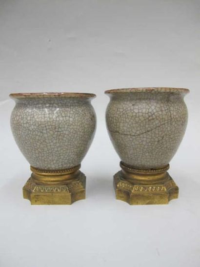 Paire de vases miniatures en céladon craquelé...
