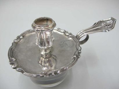 Bougeoir à main en argent à bordure chantournée,...