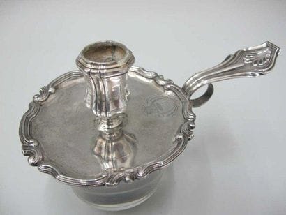 Bougeoir à main en argent à bordure chantournée,...
