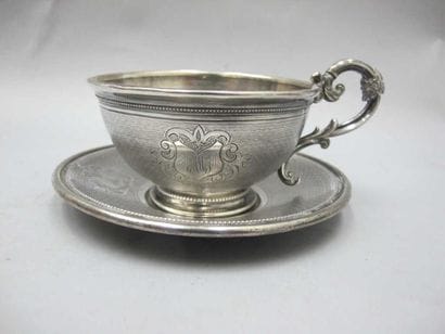 Tasse à une anse et sous tasse en argent...