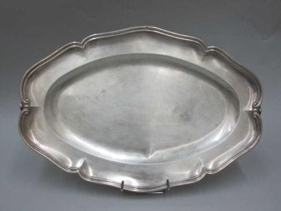 Plat ovale en argent à bords contours, moulure...