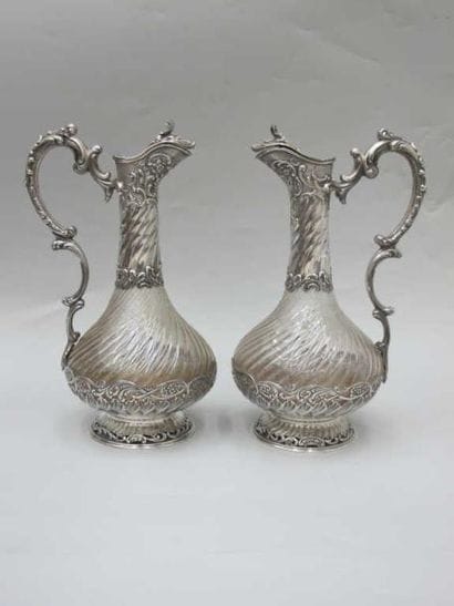 Paire de carafes en cristal à côtes torses,...