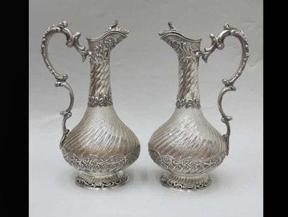 Paire de carafes en cristal à côtes torses,...