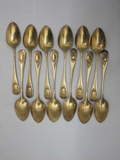 Série de 12 cuillères à dessert en vermeil...