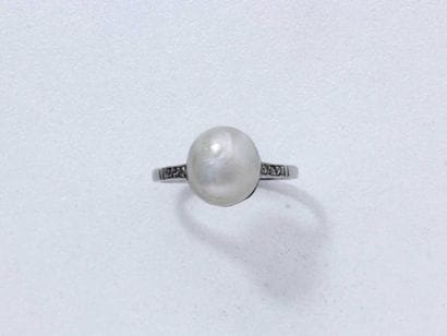 Bague en platine ajouré, ornée d'une perle...