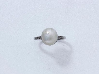 Bague en platine ajouré, ornée d'une perle...